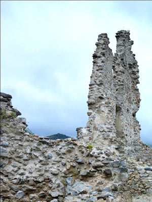 Странные «статуи» мужчины и женщины в современном замке Уссон
